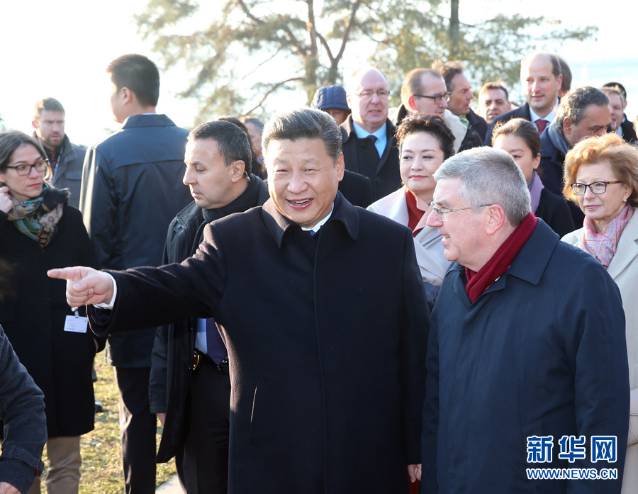 1月18日，國家主席習(xí)近平在瑞士洛桑國際奧林匹克博物館會見國際奧林匹克委員會主席巴赫。這是會見后，習(xí)近平和夫人彭麗媛在巴赫主席夫婦陪同下，參觀國際奧林匹克博物館。新華社記者 姚大偉 攝