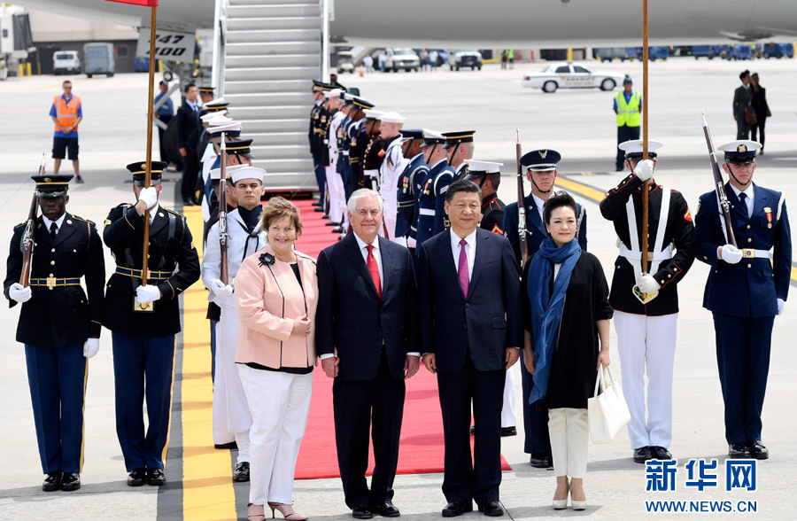 4月6日，國家主席習(xí)近平乘專機抵達(dá)美國佛羅里達(dá)州，將在海湖莊園同美國總統(tǒng)特朗普舉行中美元首會晤。習(xí)近平和夫人彭麗媛受到美國國務(wù)卿蒂勒森夫婦等熱情迎接。新華社記者 吳曉凌 攝