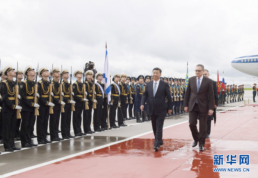 7月3日，國家主席習近平乘專機抵達莫斯科，開始對俄羅斯聯(lián)邦進行國事訪問。這是習近平出席機場歡迎儀式。 新華社記者 李學仁 攝