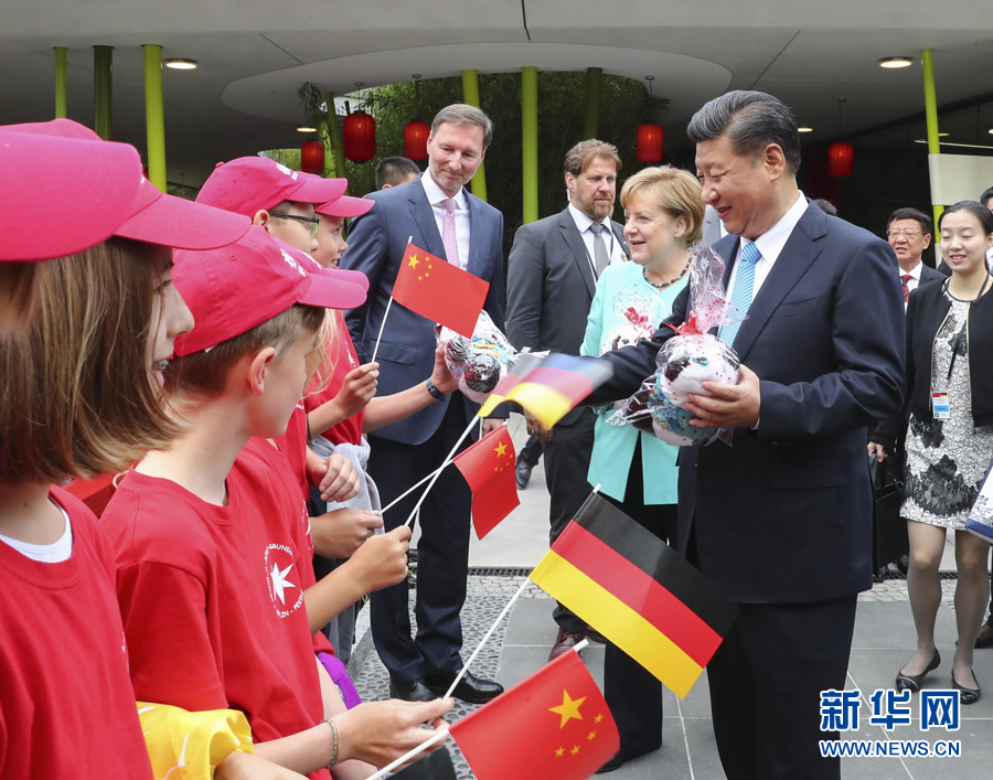 7月5日，國家主席習(xí)近平同德國總理默克爾共同出席柏林動物園大熊貓館開館儀式。這是習(xí)近平向現(xiàn)場的孩子們贈送大熊貓毛絨玩具。 新華社記者謝環(huán)馳 攝