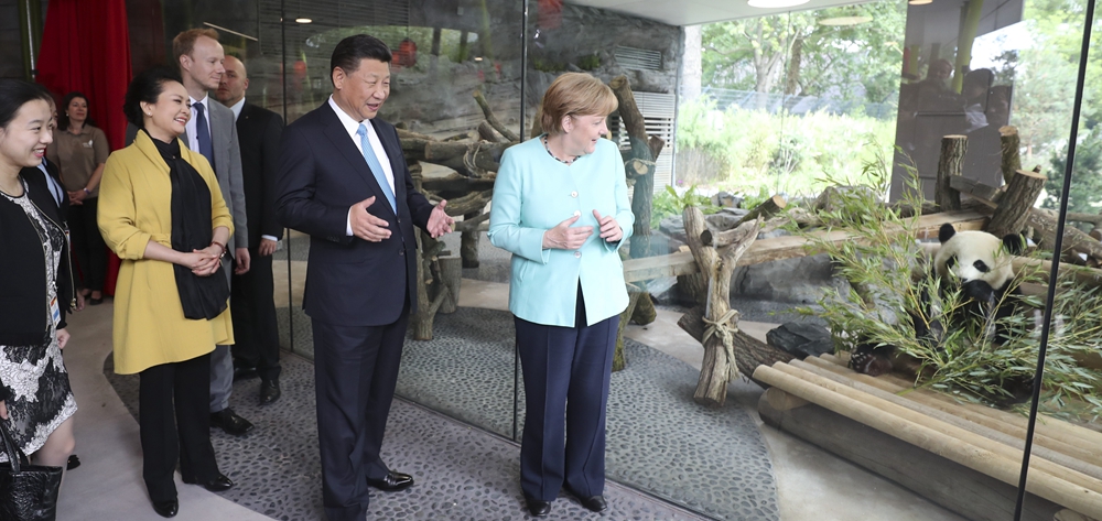 習(xí)近平同德國總理默克爾共同出席柏林動物園大熊貓館開館儀式