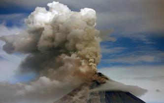 菲律賓馬榮火山持續(xù)噴發(fā)